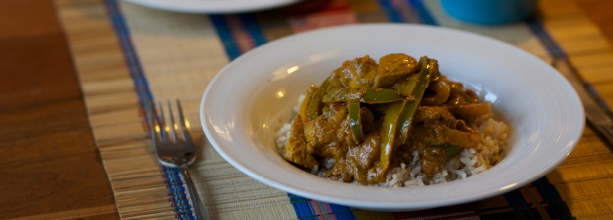 Bord curry tikka masala op tafel